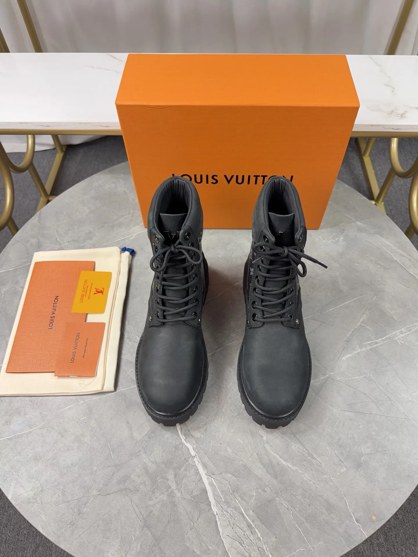 p720🐮🐮2025 top version: couple style LV presbyopia, embossed rhubarb boots, ankle boots, embossed waterproof nubuck cowhide boots, relying on the brand's exquisite craftsmanship to carefully reshape the classic T 6-inch boot shape in Italy to create an American-style autumn and winter men's and women's wear show. The original laces and outsole are exquisitely detailed, and the leather label expresses the cooperation logo. Exquisite packaging at the delivery counter🛍📦 ▪️Fabrics: Original customized imported first-layer cowhide ▪️Inner lining: Original customized leather lining/mesh lining ▪️Outsole: Original molded anti-slip rubber material ▪️Sole thickness: 3.5CM ▪️Size: 35-40 for women and 39-46 for men